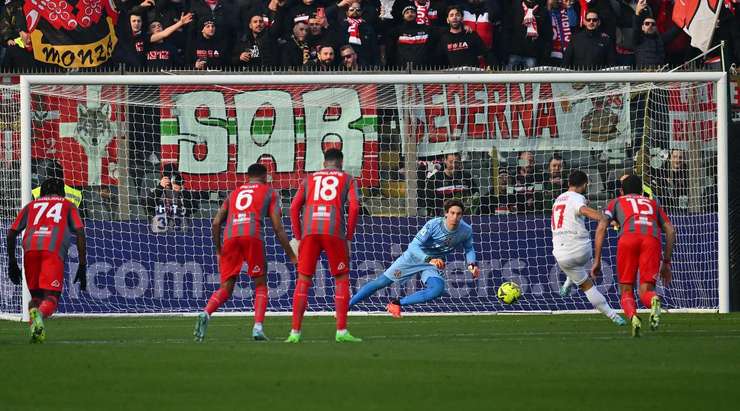 VÀO! Đó là một cú sút phạt đền tuyệt vời của Gianluca Caprari (Monza) về phía góc thấp bên trái khung thành, không có một chút cơ hội nào cho thủ môn Marco Carnesecchi để cản phá!