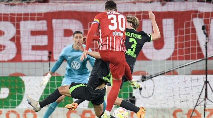 Vào! Roland Sallai chuyền bóng đến chân Christian Gunter (Freiburg) và cầu thủ này tung một cú sút từ rìa vòng cấm. Bóng bị một cầu thủ khác làm đổi hướng, khiến thủ môn Koen Casteels không kịp trở tay. Tỉ số là 1:0.