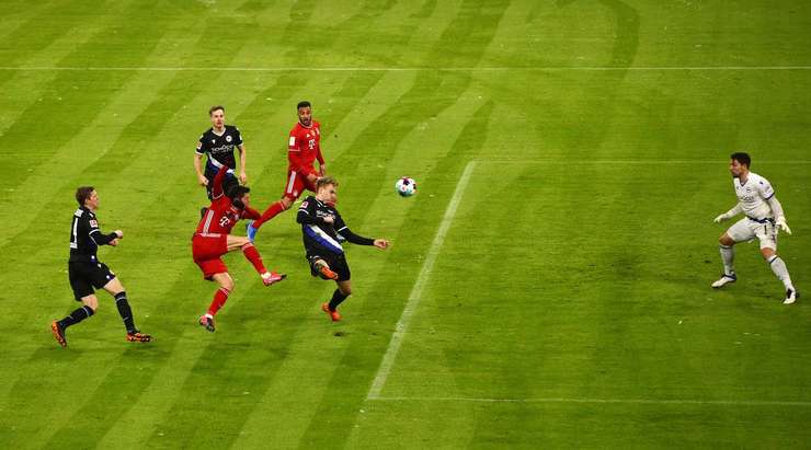 Robert Lewandowski (Bayern Munich) đón đường căng ngang hoàn hảo vào sâu bên trong vòng cấm từ David Alaba và khống chế bóng một cách tinh tế. Tiếp theo, anh tung một cú sút chuẩn xác vào phía trong cột dọc bên trái, nâng tỉ số lên: 1:2.