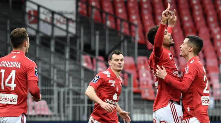 Vào! Steve Mounie (Brest) dễ dàng đệm bóng vào lưới trống từ một cự ly gần, sau khi một cú sút đã đập vào một người hậu vệ và quả bóng bật ra. Tỉ số là 1:1.