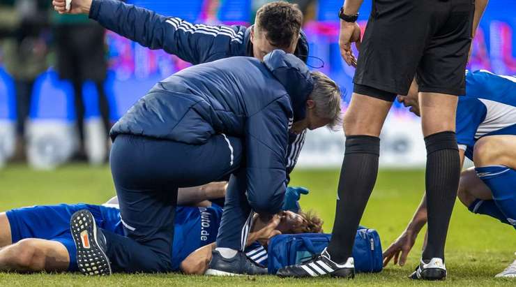 Cedric Brunner (Schalke) đang nằm sân trong đau đớn và anh cần sự chăm sóc y tế. Chúng ta vẫn chưa thể xác định được mức độ nghiêm trọng của chấn thương vừa rồi.