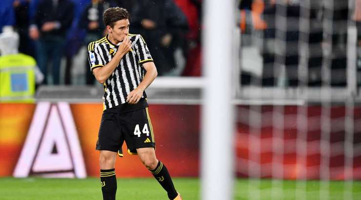 Vào! Federico Chiesa chuyền cho Nicolo Fagioli (Juventus) tại rìa vòng cấm và anh ấy tìm đến nóc lưới với một pha dứt điểm tuyệt vời. Tỉ số là 1:0.