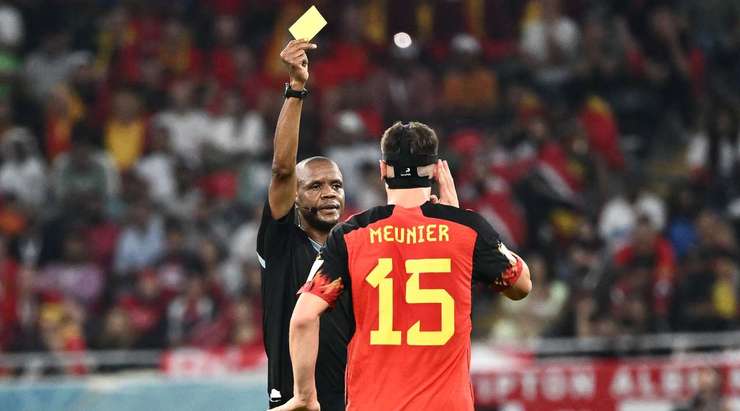 Một chiếc thẻ vàng xứng đáng. Cú tắc bóng của Thomas Meunier (Bỉ) là khá thô bạo và trọng tài Janny Sikazwe đã không do dự rút ra một chiếc thẻ vàng cho anh ấy.