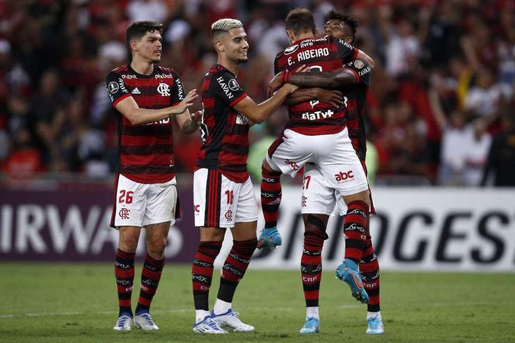 VÀO! Everton Ribeiro (Flamengo RJ) ghi bàn với một cú đánh đầu từ cự li gần sau khi Bruno Henrique đánh đầu một quả tạt bổng rất chính xác vào đúng hướng di chuyển của anh. Tỉ số là 2:0.