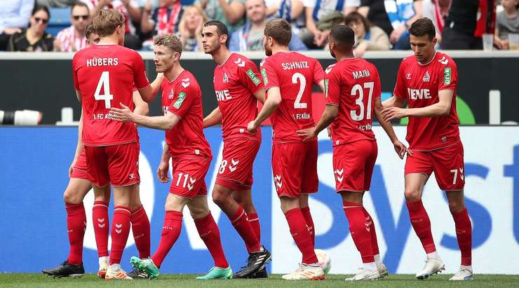Vào! Florian Kainz (Köln) giành chiến thắng trên chấm phạt đền bằng một cú sút chìm không thể cản phá, vượt qua tầm với của thủ môn Oliver Baumann vào giữa khung thành.