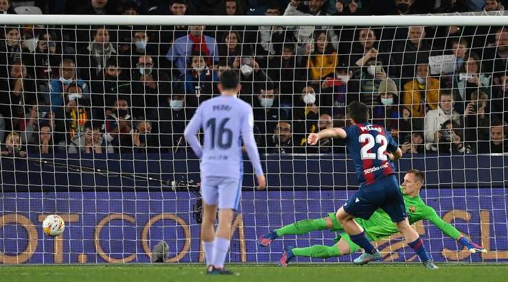 Gonzalo Melero (Levante) dễ dàng chuyển hóa thành công quả phạt đền với một cú sút chìm đẹp mắt vào phía bên trái khung thành.