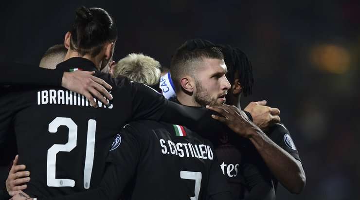Vào! Samu Castillejo chuyền bóng đến chân của Ante Rebic (AC Milan), người đứng trước mành lưới trống và không gặp khó khăn đệm bóng vào khung thành. 0:1.