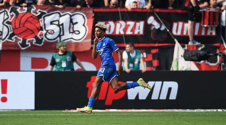 Georginio Rutter (Hoffenheim) vừa thể hiện khả năng ma thuật của mình! Bàn thắng đến từ một cú sút đưa bóng vào góc cao bên trái khung thành!