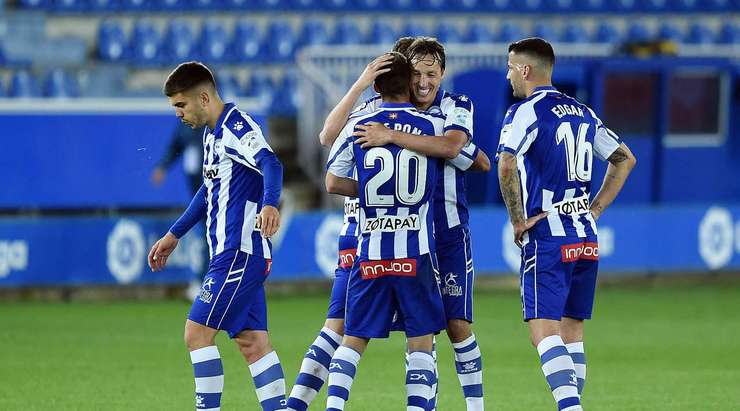 Vào! Joselu thực hiện một quả tạt vào vòng cấm và kiến tạo thành công cho Edgar Mendez (Alaves), người đã đón bóng và dứt điểm chuẩn xác vào nóc lưới. Tỉ số đã được nâng lên 2:1.