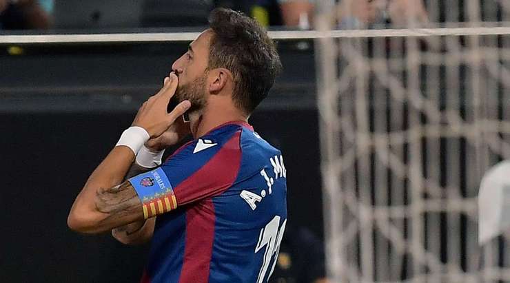 Jose Morales (Levante) kết thúc nỗ lực đi bóng đẹp mắt của mình với một cú sút xuất sắc từ trong vòng cấm. Bóng đi vào góc thấp bên phải khung thành và Jaume Domenech chỉ có thể vào lưới nhặt bóng. Tỉ số là 0:1.