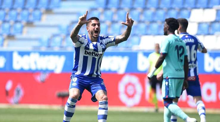Vào rồi! Joselu (Alaves) nâng tỉ số lên 2:2 bằng cú đánh đầu từ cự ly gần ghim quả bóng vào góc trái khung thành sau đường căng ngang kiến tạo của Deyverson.