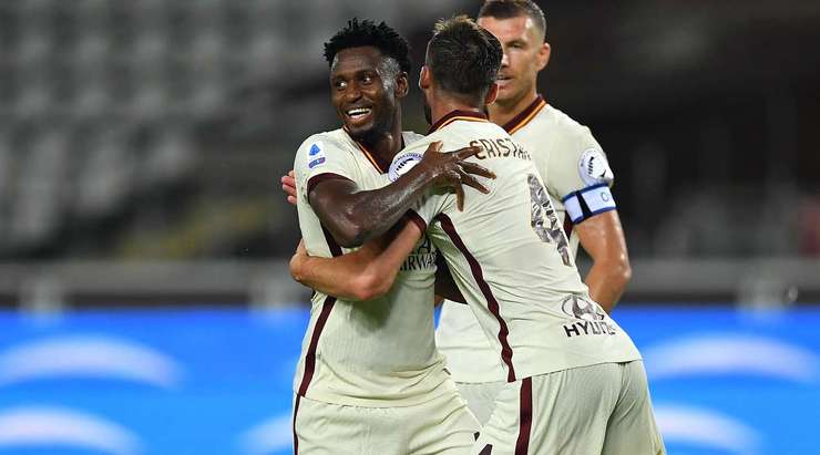 Vào! Samir Ujkani đã chạm được những đầu ngón tay vào bóng sau cú sút của Amadou Diawara (AS Roma), nhưng chừng đó thôi không đủ ngăn trái bóng đi vào góc thấp bên trái khung thành.