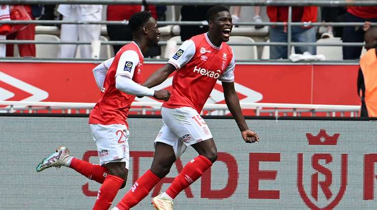 Folarin Balogun (Reims) nhận một đường chuyền sát thủ, đặt anh vào thế đối mặt với thủ môn và anh đã ghi bàn với một cú sút chìm vào chính giữa khung thành.