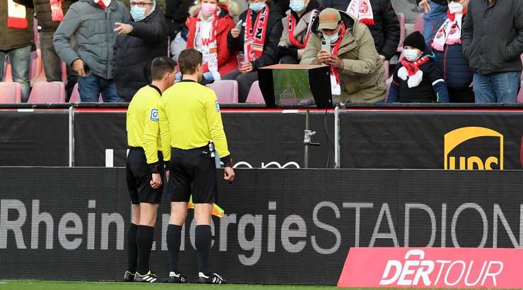 Bàn thắng của Freiburg bị hủy bỏ theo quyết định từ hệ thống trợ lý trọng tài video vì đã có tình huống việt vị trước đó.