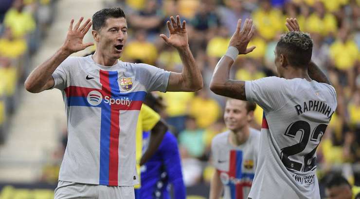 Vào! 0:2. Quả bóng bật ra từ một tình huống lộn xộn trong vòng cấm đã được Robert Lewandowski (Barcelona) tận dụng triệt để, anh dễ dàng hạ thủ môn bằng một cú sút từ cự ly gần.