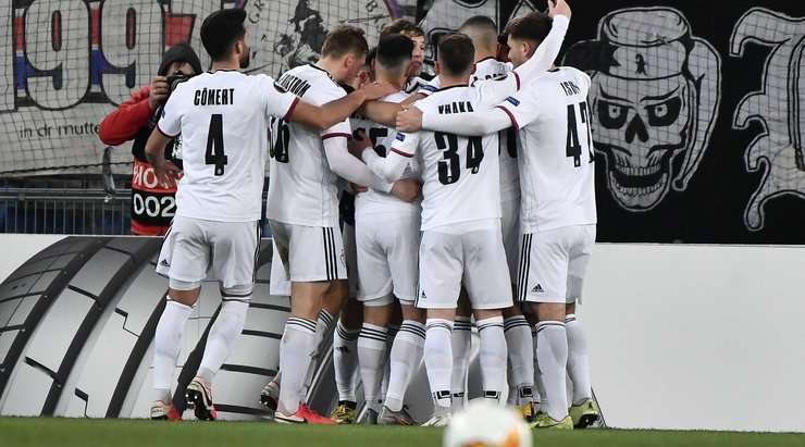Vào! Fabian Frei (Basel) giành chiến thắng trên chấm phạt đền bằng một cú sút không thể cản phá, vượt qua tầm với của thủ môn Boy Waterman vào góc cao bên phải.