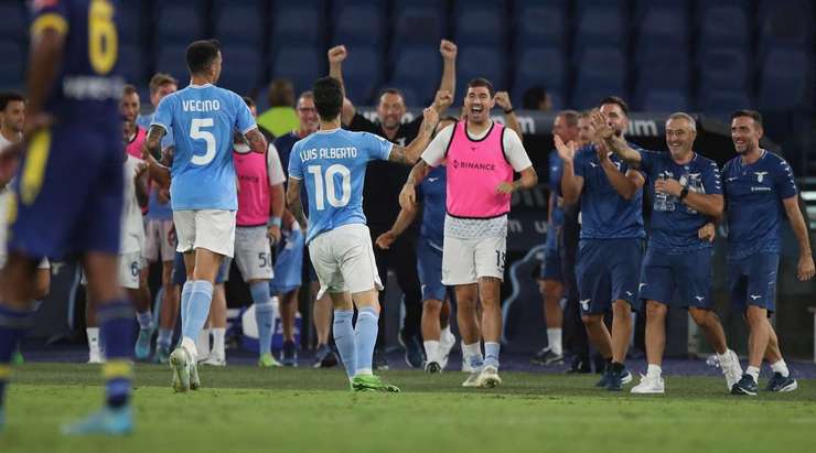 Vào! Đường kiến tạo xuất sắc của Mattia Zaccagni mở ra rất nhiều khoảng trống cho Luis Alberto (Lazio) ở ngoài rìa vòng cấm. Quan sát thấy thủ môn đang lên cao, cầu thủ này lạnh lùng tỉa bóng chính xác vào góc dưới bên trái khung thành. Tỉ số là 2:0.