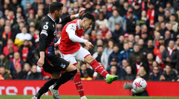 Vào! Gabriel Martinelli (Arsenal) ghi bàn với một cú sút tuyệt vời vào bên phải khung thành sau khi được giải thoát trong vòng cấm bởi một đường chuyền bổng xuất sắc từ Bukayo Saka. Tỉ số bây giờ là 1:0.
