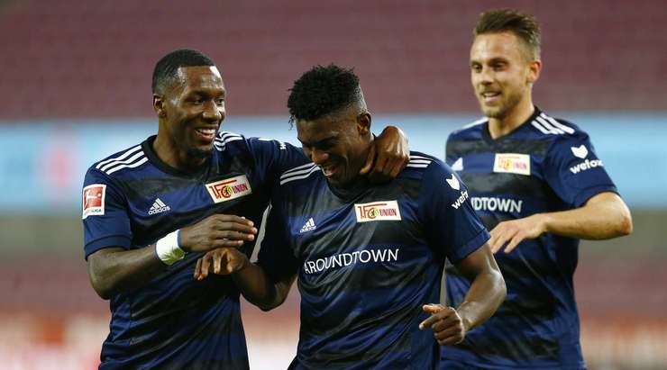 Vào! Taiwo Awoniyi (Union Berlin) chớp cơ hội sau một tình huống bóng bật ra trong vòng cấm và đánh bại thủ môn với một cú sút vào góc thấp bên trái. Tỉ số đã được nâng lên: 0:1.