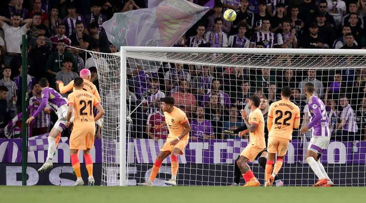 Vàoo! Monchu nhận trách nhiệm thực hiện quả phạt góc, còn Sergio Escudero Palomo (Valladolid) là người đã chạm được đầu vào quả bóng và đưa nó vào góc phải khung thành. Tỉ số là 2:3.