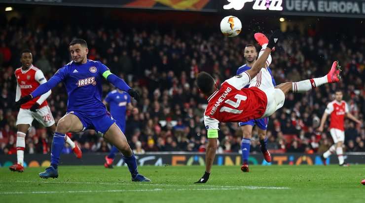 Một BÀN THẮNG tuyệt đẹp! Pierre-Emerick Aubameyang (Arsenal) cho thấy một quyết tâm cao độ để đón bóng trong vòng cấm và tung người lên không để thực hiện một cú đá cắt kéo tuyệt đỉnh, khiến Jose Sa không thể làm gì được. Tỉ số đã được nâng lên: 1:1.