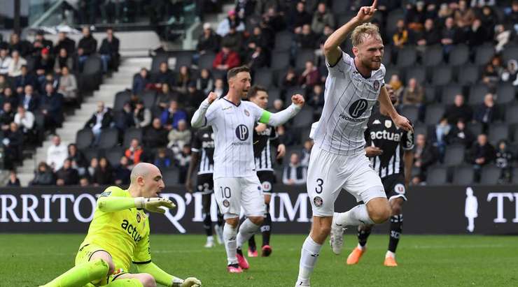 Vào! Mikkel Desler (Toulouse) sút bóng bật ra đi chìm vào chính giữa khung thành sau khi bóng đến chỗ anh ấy trong vòng cấm. Tỉ số là 0:1.