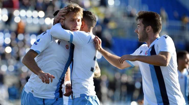 Vào! Felipe Caicedo nạp đạn cho Ciro Immobile (Lazio) ở một vị trí bên trong vòng cấm, và cầu thủ này đã giữ được cái đầu lạnh để sút bóng vào góc thấp bên phải khung thành. Tỉ số là 1:2.