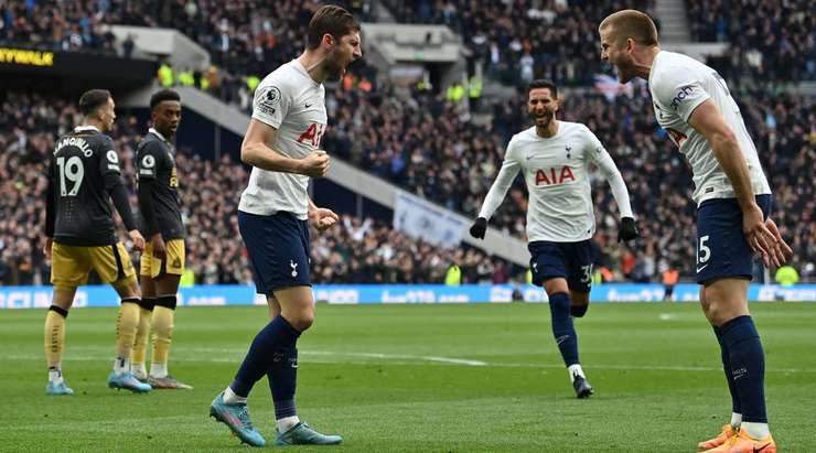 Vào! Heung-Min Son thực hiện một đường lob bóng gọn gàng vào vòng cấm cho Ben Davies (Tottenham), người đã chiến thắng trong pha không chiến với hậu vệ đối phương trước khi đánh đầu về phía bên phải khung thành từ cự ly gần. Tỉ số là 1:1.