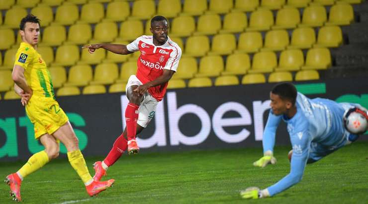 Một cú sút tuyệt vời! Ghislain Konan (Reims) thể hiện sự bình tĩnh tuyệt vời trong vòng cấm để tung một cú sút chìm một chạm vào ngay giữa khung thành. Tỉ số là 1:1.