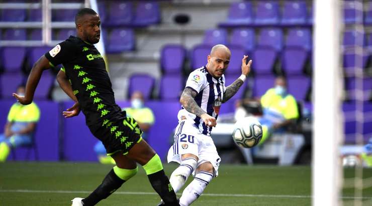 Sandro Ramirez (Valladolid) bỏ lỡ một cơ hội ngon ăn trong vòng cấm khi cú sút của anh đi rất thiếu chính xác ra ngoài cột dọc bên trái.