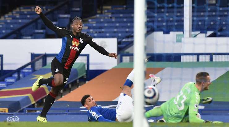 Vào! Jeffrey Schlupp tung một đường chuyền tuyệt vời đến vị trí của Michy Batshuayi (Crystal Palace) trong vòng cấm, và cầu thủ này tận dụng rất tốt cơ hội để dứt điểm gọn gàng vào góc thấp bên phải. 1:1.