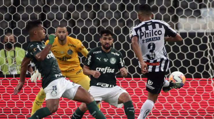 Felipe Jonatan Rocha Andrade (Santos) lấy bóng sau một tình huống lộn xộn tại rìa vòng cấm và sút bóng vọt xà ngang trong gang tấc.