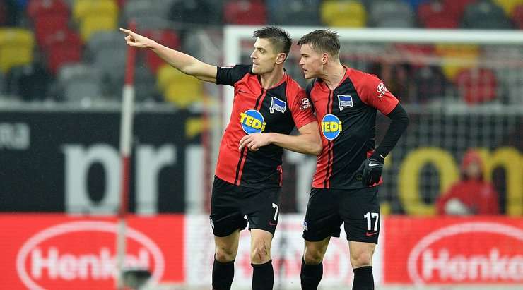 Vào! Krzysztof Piatek (Hertha Berlin) sút bóng vào góc thấp bên phải khung thành, vượt qua tầm với của Florian Kastenmeier dù thủ môn đã đổ người hết cỡ.