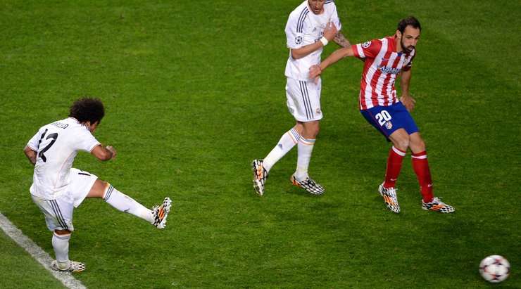 Marcelo (Real Madrid) đột phá qua hàng phòng ngự đối phương và tung một cú sút uy lực từ rìa vòng 16m50 vào chính giữa khung thành, khiến thủ môn chỉ có thể đứng chôn chân tại chỗ! Một cú sút quá bất ngờ! Một kiệt tác!