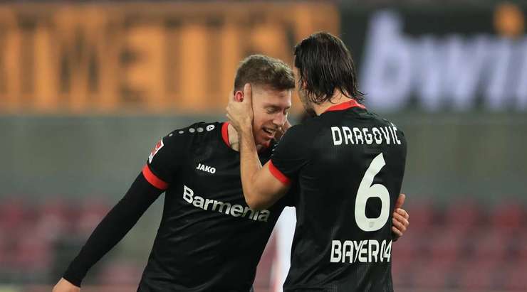 Mitchell Weiser (Bayer Leverkusen) lấy bóng tại rìa vòng cấm và tung cú sút một chạm không hề do dự. Anh ấy sút bóng xuất sắc khi nó đi vào góc phải phía trên. Có thể thực hiện tốt hơn không? Chắc chắn là không. 0:1.