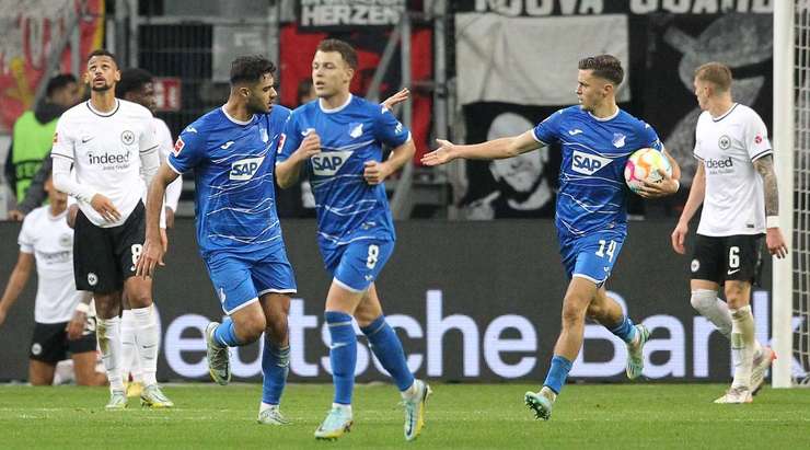 Christoph Baumgartner (Hoffenheim) bật cao và đánh bại thủ môn đối phương với một cú đánh đầu hoàn hảo. Bóng đi rất căng vào chính giữa khung thành, ngay cả khi thủ môn còn chưa kịp phản ứng.