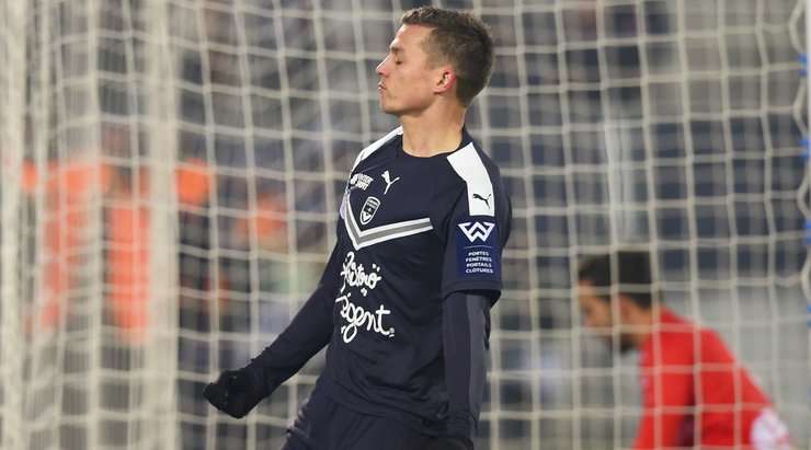 Nicolas De Preville (Bordeaux) thoát xuống sau đường chuyền từ Josh Maja, anh lao vào vòng cấm và tung cú sút như búa bổ về phía góc cao khung thành trong tư thế đối mặt với thủ môn.