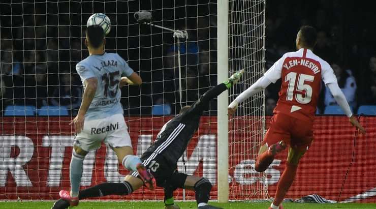 Một bàn thắng đẹp mắt! Youssef En Nesyri (Sevilla) đón bóng trong vòng cấm và xuất sắc tâng bóng qua đầu thủ môn Ruben Blanco. 0:1!