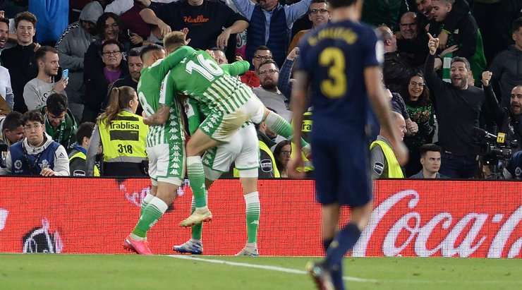 Vào! Cristian Tello (Betis) len lỏi qua các cầu thủ đối phương trước khi tung một cú sút tuyệt diệu từ rìa vòng cấm vào góc thấp bên phải mành lưới. Thủ môn Thibaut Courtois đã không có cơ hội nào để chạm vào quả bóng. Tỉ số là 2:1.