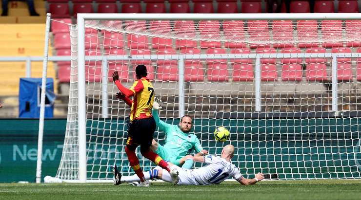 Assan Ceesay (Lecce) đón bóng trong vòng cấm và bình tĩnh dứt điểm vào gần cột dọc bên trái.