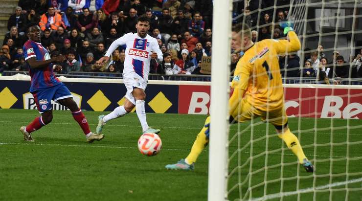 Một bàn thắng đồng đội tuyệt vời! Juan Bernat (Paris SG) được giải thoát trong vòng cấm bởi Fabian Ruiz và không mắc một sai lầm nào với một pha dứt điểm tốt vào góc phải phía dưới. 1:3.