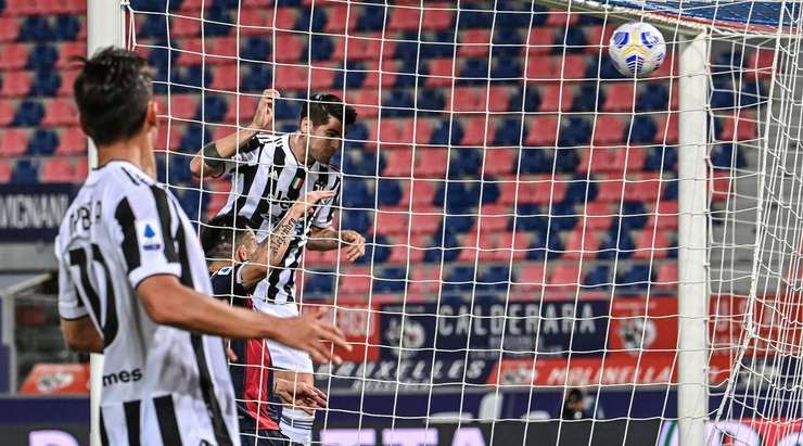 Vào! Paulo Dybala đưa bóng đến đầu của Alvaro Morata (Juventus), người có một nhiệm vụ dễ dàng để ghi bàn vào lưới trống. 0:2.