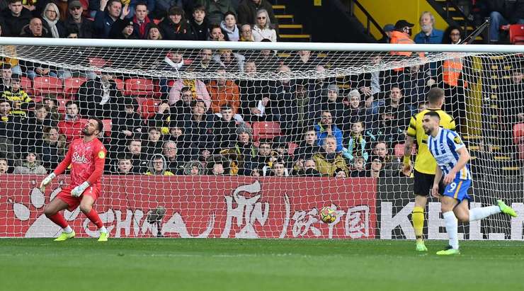 Một pha dứt điểm xuất sắc! Neal Maupay (Brighton) đón một quả tạt hoàn hảo tới từng centimét trong vòng cấm và tung một cú sút căng về phía góc cao bên trái. Một cú sút không thể cản phá!