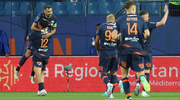 Vào! Teji Savanier (Montpellier) len lỏi qua các cầu thủ đối phương trước khi tung một cú sút tuyệt diệu từ rìa vòng cấm vào góc thấp bên trái mành lưới. Thủ môn Kasper Schmeichel đã không có cơ hội nào để chạm vào quả bóng. Tỉ số là 1:0.