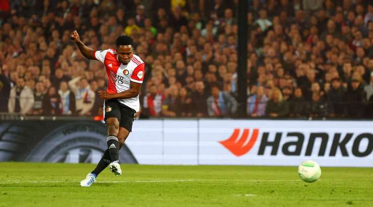 Vào! Reiss Nelson chuyền bóng đến chân Luis Sinisterra (Feyenoord) và cầu thủ này tung một cú sút từ rìa vòng cấm. Bóng bị một cầu thủ khác làm đổi hướng, khiến thủ môn Steve Mandanda không kịp trở tay. Tỉ số là 2:0.