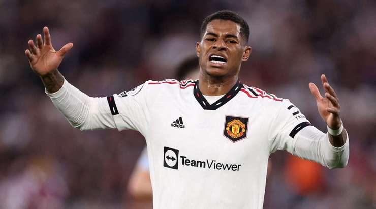 Marcus Rashford (Manchester United) nhận bóng từ một đường chuyền sắc sảo của đồng đội vào trong vòng cấm, nhưng pha dứt điểm của anh lại đi trúng ngay vào cột dọc bên trái! Một cơ hội tuyệt vời! Bóng đã đi hết đường biên ngang và West Ham sẽ có một quả phát bóng lên.
