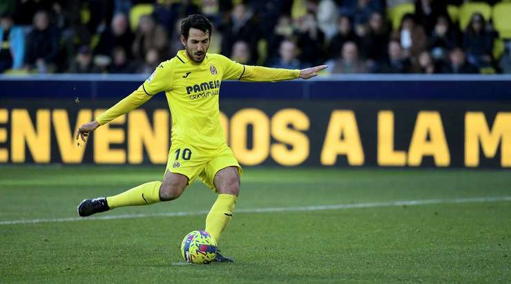 Vào! Dani Parejo (Villarreal) giành chiến thắng trên chấm phạt đền bằng một cú sút không thể cản phá, vượt qua tầm với của thủ môn Paulo Gazzaniga vào góc trái khung thành.
