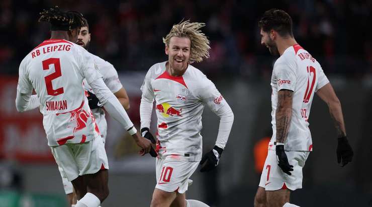 Emil Forsberg (RB Leipzig) đột phá qua hàng phòng ngự đối phương và ghi một bàn thắng xuất sắc từ ngoài vòng cấm: cú sút của anh đi đúng vào mép trong cột dọc bên trái!