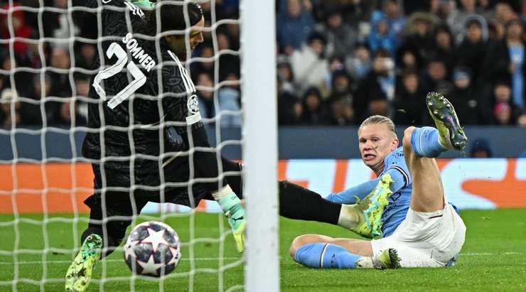 Vào! John Stones đón đường chuyền và đánh đầu kiến tạo cho Erling Haaland (Manchester City), người đã khống chế bóng và dứt điểm gọn gàng vào lưới. 3:0.