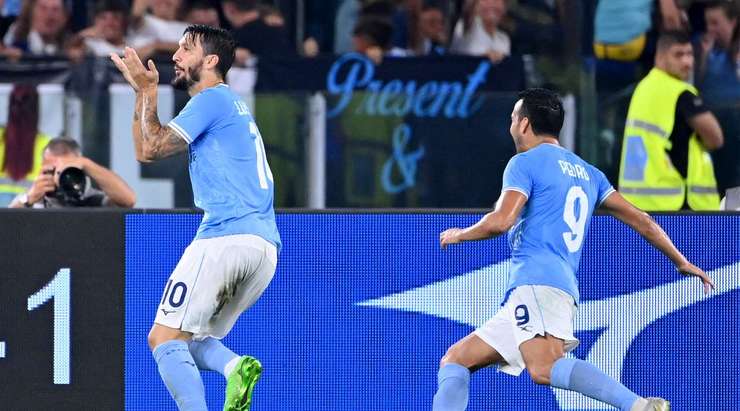 Một tình huống chơi bóng rất kỹ thuật của Luis Alberto (Lazio). khống chế gọn gàng đường chuyền đến từ Pedro và tung cú sút xa xuất sắc, đưa bóng vào góc cao bên phải khung thành. Tỉ số là 2:1.